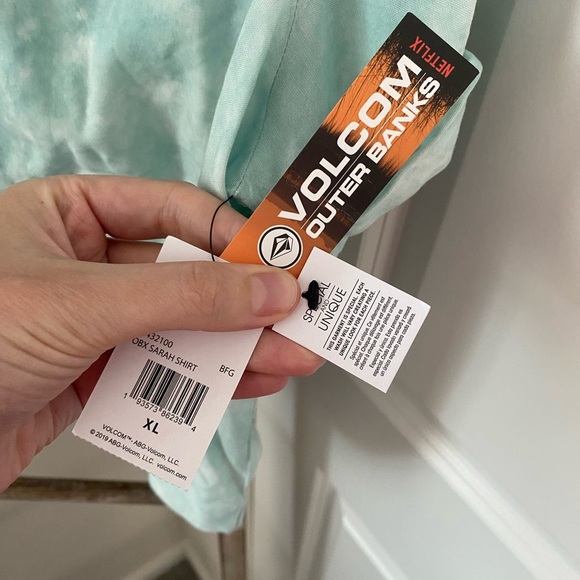 NWT - Volcom Women's Outer Banks X Netflix OBX Sarah Short Sleeve Woven Shirt - Picture 3 of 13